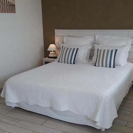Les Sables Bed & Breakfast Santec Екстериор снимка