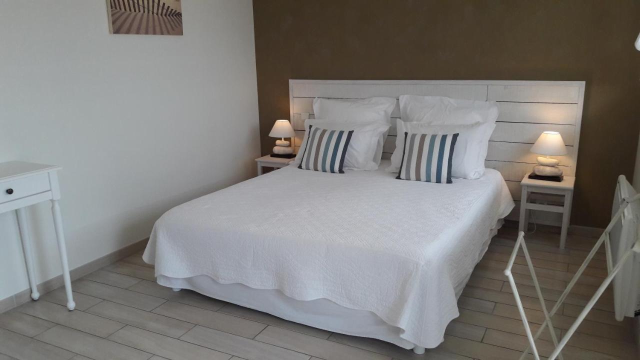 Les Sables Bed & Breakfast Santec Екстериор снимка